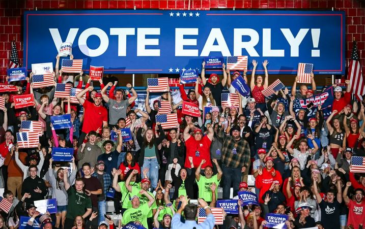 Seguidores esperan la llegada del expresidente Donald Trump durante un mitin de campaña en la Universidad Estatal de Saginaw Valley en Saginaw, Michigan, el 3 de octubre de 2024. (Jim Watson/AFP vía Getty Images)