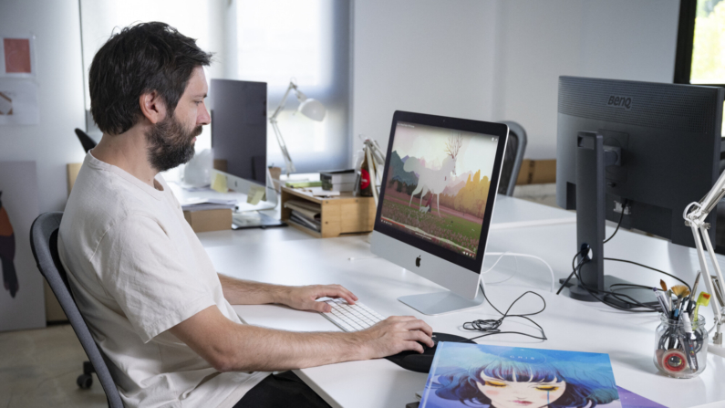 El artista visual español y director creativo del estudio de videojuegos Nomada, Conrad Roset, observa una de sus ilustraciones para el videojuego más nuevo del estudio, 'Neva', en Terrassa el 27 de septiembre de 2024. (Foto de JOSEP LAGO/AFP vía Getty Images)