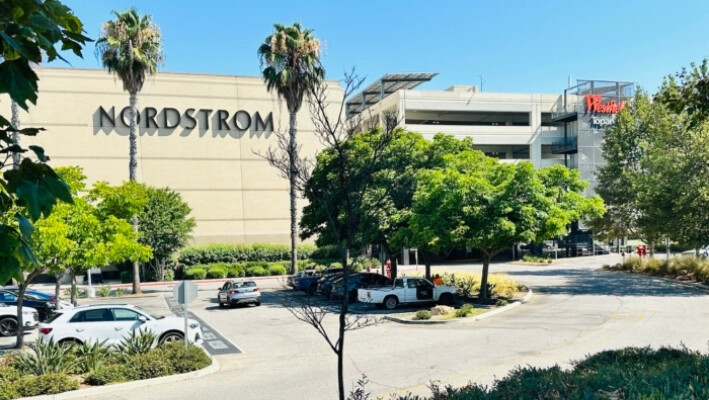 Nordstrom en el centro comercial Westfield Topanga, en el barrio de Canoga Park de Los Ángeles, el 14 de agosto de 2023. (Jill McLaughlin/The Epoch Times). 
