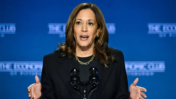 La vicepresidenta y candidata presidencial demócrata Kamala Harris habla en el Philip Chosky Theatre de Pittsburgh el 25 de septiembre. (Jim Watson / AFP)