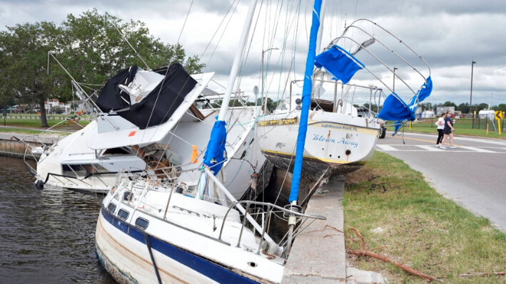 Los barcos destruidos durante el huracán Helene se muestran en la cuenca de yates de las islas Davis antes de la posible llegada del huracán Milton a Tampa, Florida, el 7 de octubre de 2024. (Chris O'Meara/AP Photo)