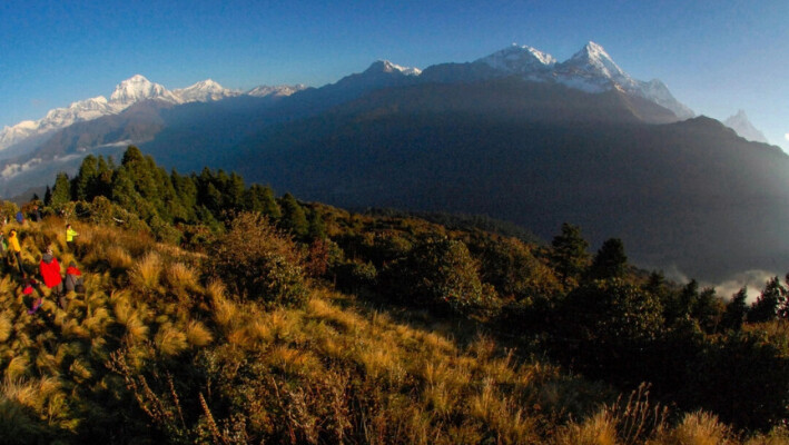 La cordillera del Dhaulagiri, a la izquierda, y la cordillera de los Annapurnas, a la derecha, en el Himalaya central, mientras los excursionistas contemplan el arrollador amanecer desde Poon Hill, por encima del pueblo de Ghorepani, en el centro de Nepal, el 24 de octubre de 2014. (Malcolm Foster/Foto AP). 
