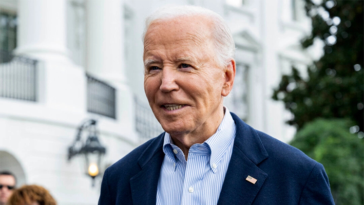 El presidente estadounidense Joe Biden habla con los medios de comunicación antes de partir en el Marine One desde el Jardín Sur de la Casa Blanca en Washington, DC, el 3 de octubre de 2024, mientras viaja a Florida y Georgia para ver los daños del huracán Helene. ((SAUL LOEB/AFP vía Getty Images)