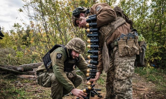 Soldados ucranianos preparan un lanzagranadas automático MK-19 de fabricación estadounidense en una línea del frente cerca de Toretsk, Ucrania, el 12 de octubre de 2022. (Yasuyoshi Chiba/AFP vía Getty Images)