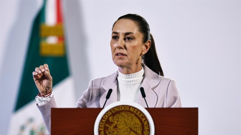 La presidenta de México Claudia Sheinbaum, habla el 4 de octubre de 2024 durante su conferencia de prensa matutina en Palacio Nacional, en la Ciudad de México (México). EFE/ Sáshenka Gutiérrez