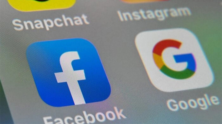 Los logotipos de las aplicaciones móviles Facebook y Google en una tableta en Lille, Francia, el 1 de octubre de 2019. (Denis Charlet/AFP/Getty Images)