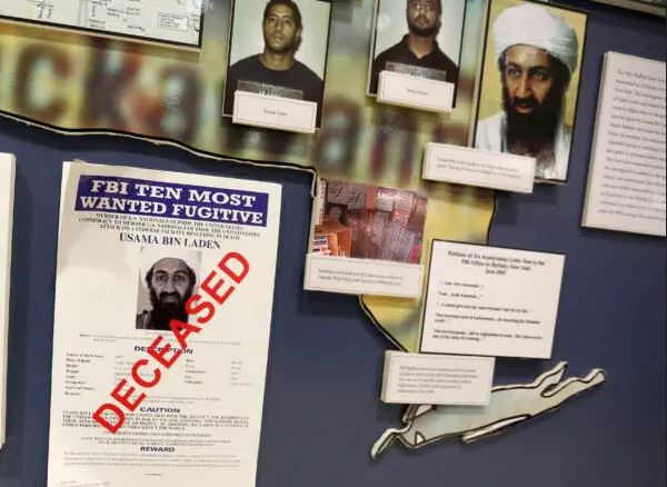 El póster «FBI Ten Most Wanted Fugitive» de Osama Bin Laden, con la palabra «deceased» impresa en rojo, cuelga de la pared de la sede del FBI en Washington, el 26 de noviembre de 2013. (Larry Downing/Reuters)