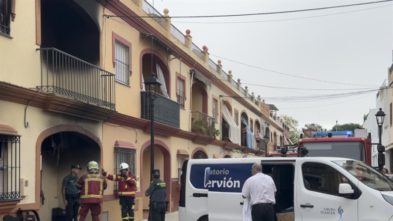 Cuatro personas, todas ellas de una misma familia -el padre, la madre y dos hijos-, han muerto este domingo 6 de octubre de 2024 en un incendio registrado en una vivienda de la localidad sevillana de Guillena (España). EFE/ David Arjona