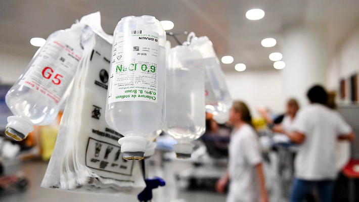 Botellas de fluido utilizadas para terapia intravenosa en la sala de urgencias de un hospital en Marsella, Francia, el 11 de enero de 2017. (Boris Horvat/AFP vía Getty Images)
