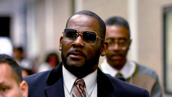 R. Kelly deja el Centro Daley después de una audiencia en su caso de manutención de menores en Chicago el 8 de mayo de 2019. (Matt Marton/AP Photo)