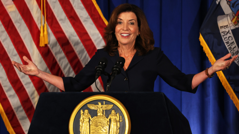 La vicegobernadora Kathy Hochul habla durante una conferencia de prensa en el Capitolio del Estado de Nueva York el 11 de agosto de 2021 en la ciudad de Albany. (Michael M. Santiago/Getty Images)