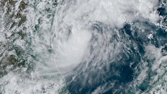 Esta imagen satelital GOES-16 GeoColor tomada a las 4:50 p.m. EDT y proporcionada por la Administración Nacional Oceánica y Atmosférica (NOAA) muestra la tormenta tropical Milton, en el centro, frente a la costa de México en el Golfo de México, el sábado 5 de octubre de 2024. (NOAA vía AP)