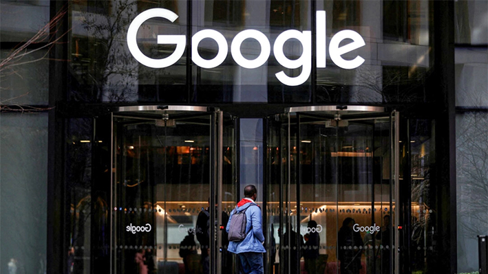 El logo de Google aparece en la entrada de las oficinas de Google en Londres, Gran Bretaña, el 18 de enero de 2019. (Hannah McKay/Reuters)