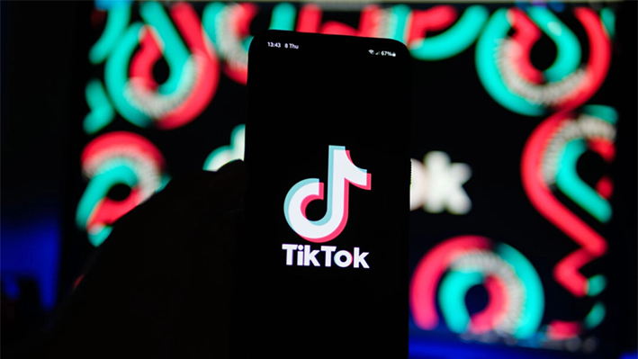 Un hombre sostiene un teléfono con la aplicación TikTok, en esta foto de archivo, el 11 de agosto de 2024. (Oleksii Pydsosonnii/The Epoch Times)