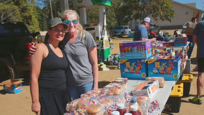 


Shauna Mitchell (izq.) y Megan Sprayberry (der.) en el punto de venta de alimentos de la Primera Iglesia Bautista en Swannanoa, Carolina del Norte, el 4 de octubre de 2024. El grupo de la iglesia viajó 85 millas desde Simpsonville, Carolina del Sur, para ayudar. (Richard Moore/The Epoch Times)