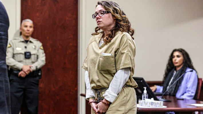 Hannah Gutierrez-Reed da un paso adelante para dirigirse al juez T. Glenn Ellington durante una audiencia de declaración de culpabilidad en la Corte del Primer Distrito Judicial en Santa Fe, Nuevo México, el 7 de octubre de 2024. (Gabriela Campos/Santa Fe, Nuevo México vía AP)