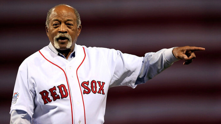 El exjugador de los Boston Red Sox Luis Tiant gesticula antes del primer partido de la Serie Mundial 2013 entre los Boston Red Sox y los St. Louis Cardinals en el Fenway Park de Boston el 23 de octubre de 2013. (Jamie Squire/Getty Images). 

