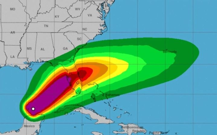 Previsión del impacto de la velocidad del viento del huracán Milton actualizada por el Centro Nacional de Huracanes el 8 de octubre de 2024. (Centro Nacional de Huracanes de EE.UU.)