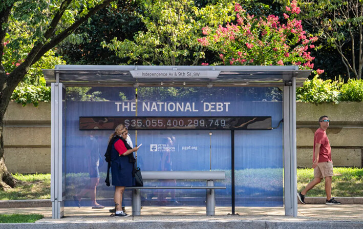 El reloj de la deuda nacional en una estación de autobuses de Washington, el 6 de agosto de 2024. (Madalina Vasiliu/The Epoch Times)