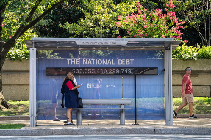 El reloj de la deuda nacional en una estación de autobuses de Washington, el 6 de agosto de 2024. (Madalina Vasiliu/The Epoch Times)