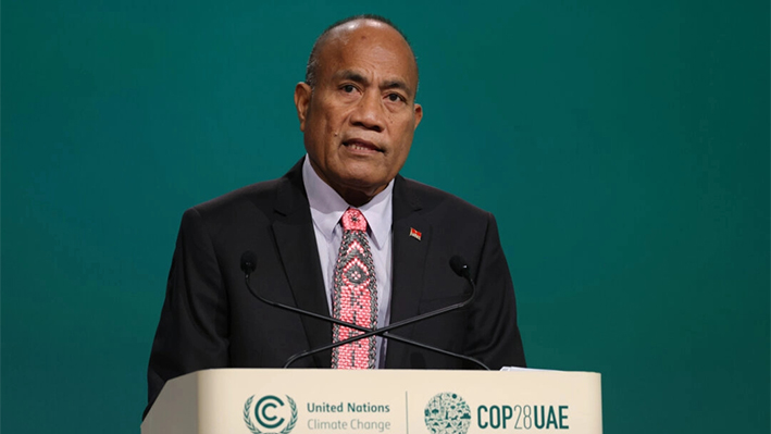 Taneti Maamau, presidente de la isla del Pacífico de Kiribati, habla en la reanudación de un segmento de alto nivel en el noveno día de la Conferencia sobre el Clima de la CMNUCC COP28 en Expo City Dubai en Dubai, Emiratos Árabes Unidos, el 9 de diciembre de 2023. (Sean Gallup/Getty Images)