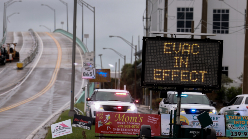 Un cartel indica que hay una orden de evacuación en vigor para la zona de la playa antes de la llegada del huracán Milton el 8 de octubre de 2024, en Fort Myers, Florida. (Joe Raedle/Getty Images)