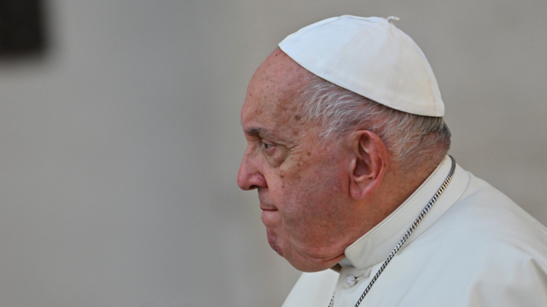 El Papa Francisco llega a la audiencia general semanal el 9 de octubre de 2024 en la plaza de San Pedro del Vaticano. (Foto de ANDREAS SOLARO/AFP vía Getty Images)