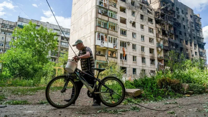 La línea del frente entre las tropas rusas y ucranianas atraviesa directamente la ciudad ucraniana oriental de Torezk. (imagen de archivo). Foto: Evgeniy Maloletka/AP/dpa