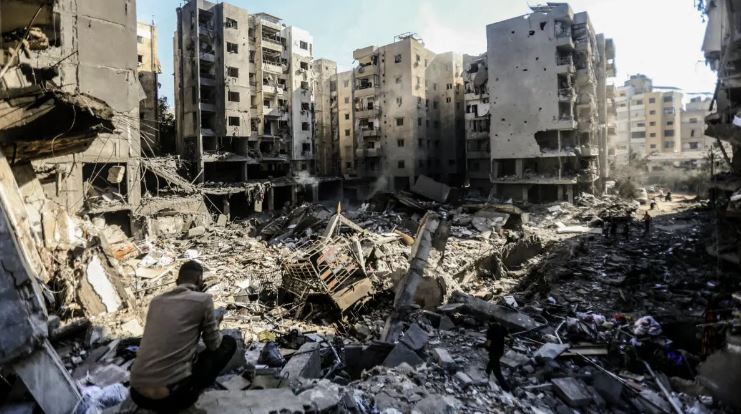 Unas personas buscan entre los escombros de edificios en el barrio de Haret Hreik de Beirut, Líbano, el 29 de septiembre tras los ataques aéreos israelíes que mataron al secretario general de Hezbolá, Hassan Nasralá, el 27 de septiembre de 2024. (AFP vía Getty Images)