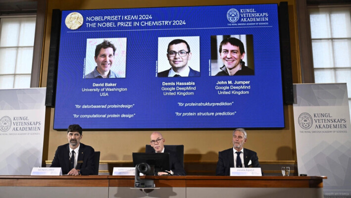 Johan Åqvist, miembro del Comité Nobel de Química, Hans Ellegren, secretario permanente, y Heiner Linke, presidente del Comité Nobel de Química, entregan el Premio Nobel de Química de este año a David Baker, Demis Hassabis y John M. Jumper en la Real Academia Sueca de Ciencias, en Estocolmo, Suecia, el 9 de octubre de 2024. (Christine Olsson/TT News Agency vía AP)