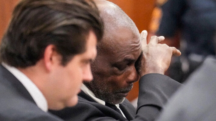 El expolicía de Houston Gerald Gaines escucha los argumentos finales en la fase de castigo de su juicio por asesinato en Houston el 7 de octubre de 2024. (Brett Coomer/Houston Chronicle vía AP). 