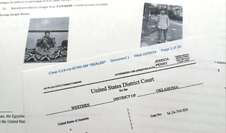 La denuncia penal, presentada por el Departamento de Justicia, contra Nasir Ahmad Tawhedi, de 27 años, de Oklahoma City, aparece fotografiada el 8 de octubre de 2024, después de que el FBI detuviera al hombre que, según las autoridades, estaba inspirado por el grupo terrorista ISIS y planeaba un atentado el día de las elecciones dirigido a grandes multitudes en Estados Unidos. (Jon Elswick/Foto AP)