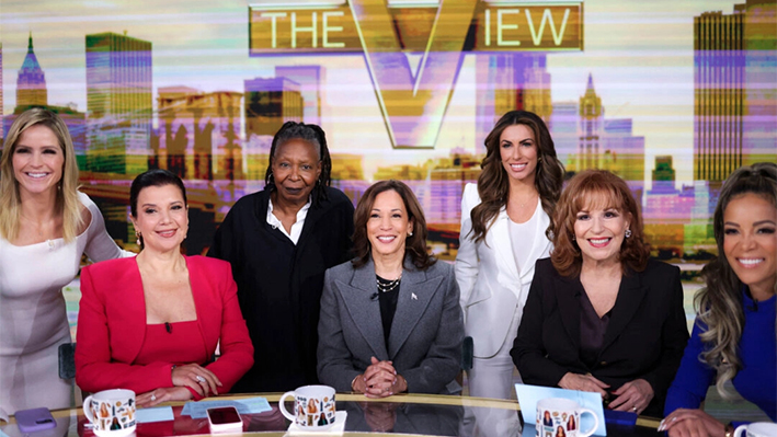 La vicepresidenta y candidata presidencial demócrata Kamala Harris aparece en un estudio de la cadena ABC durante una pausa en la grabación del programa "The View" en Nueva York el 8 de octubre de 2024. (Charly Triballeau/AFP vía Getty Images)