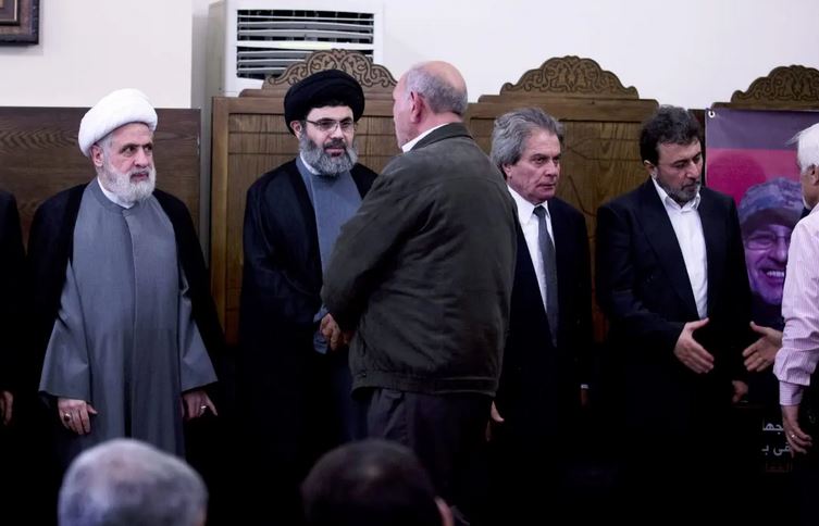 El subjefe de Hezbolá, el jeque Naim Kassem, izquierda, y Sayyed Hashem Safieddine, con turbante negro, recibiendo condolencias en Beirut tras la muerte en 2016 del máximo comandante militar de Hezbolá para Siria. La muerte de Safieddine en un ataque aéreo israelí fue confirmada el 8 de octubre de 2024 por el primer ministro Benjamin Netanyahu. (Hassan Ammar/AP Photo)