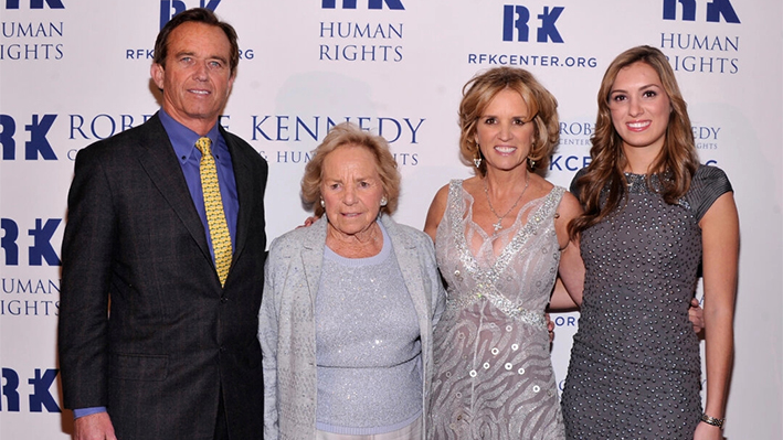 Robert F. Kennedy Jr. (izquierda), Ethel Kennedy (segunda izquierda), Kerry Kennedy (segunda derecha) y Mariah Kennedy Cuomo (derecha) asisten a un evento en el New York Hilton Midtown de Nueva York, el 11 de diciembre de 2013. (Stephen Lovekin/Getty Images)