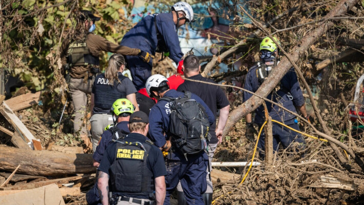 Los equipos de rescate buscan cadáveres tras el paso del huracán Helene en Asheville, Carolina del Norte, el 6 de octubre de 2024. (John Fredricks/The Epoch Times). 