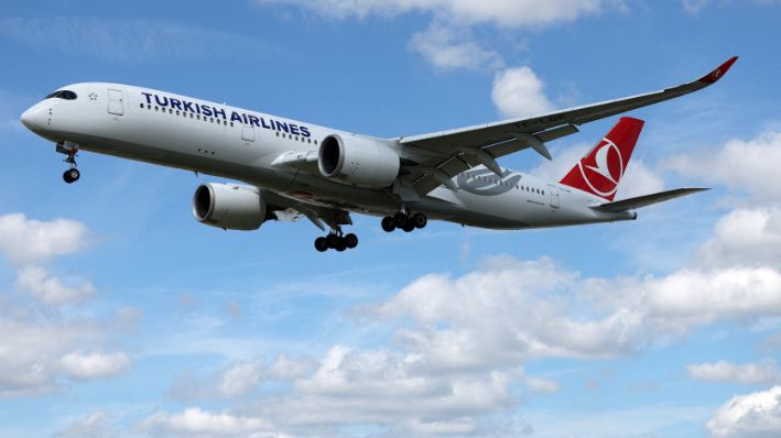 Un Airbus A350-941 de Turkish Airlines aterriza en el aeropuerto de Heathrow, en el oeste de Londres, el 29 de abril de 2024. (ADRIAN DENNIS/AFP vía Getty Images)