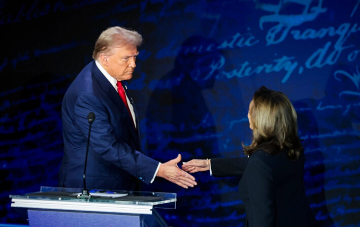 El expresidente Donald Trump y la vicepresidenta Kamala Harris se acercan para estrecharse la mano en su debate en el National Constitution Center en Filadelfia, el 10 de septiembre de 2024. (Win McNamee/Getty Images)