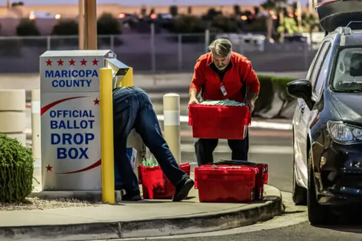 Los trabajadores electorales del condado de Maricopa retiran las papeletas de un buzón el 8 de noviembre de 2022, en Mesa, Arizona. (John Moore/Getty Images)