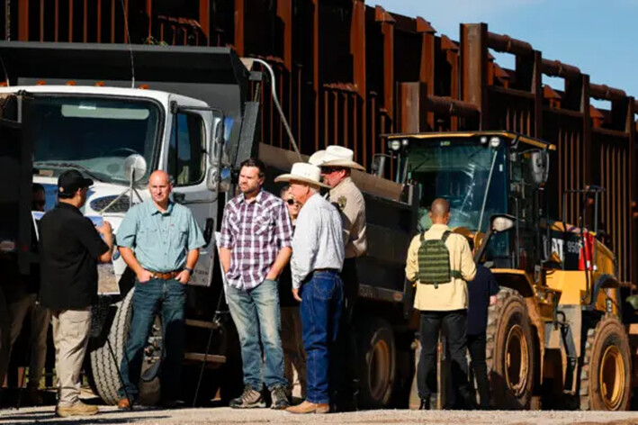 El candidato republicano a la vicepresidencia, el senador JD Vance (R-Ohio), habla con agentes de policía locales, agentes de patrulla fronteriza y ganaderos mientras recorre el muro fronterizo de Estados Unidos en Montezuma Pass, Arizona, el 1 de agosto de 2024. (Anna Moneymaker/Getty Images)