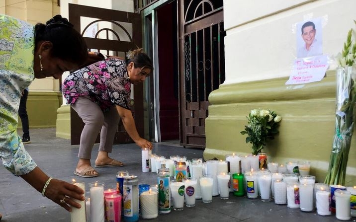 Simpatizantes del alcalde asesinado Alejandro Arcos colocan velas y flores en la entrada del edificio municipal una semana después de que asumió el cargo en Chilpancingo, México, el 7 de octubre de 2024. (Alejandrino Gonzalez AP Photo)