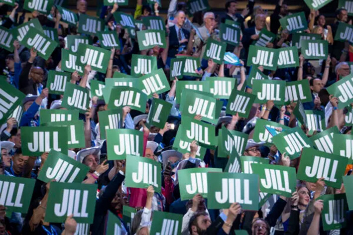 Delegados reciben a la primera dama Jill Biden en la Convención Nacional Demócrata (DNC) en Chicago, el 19 de agosto de 2024. (Madalina Vasiliu/The Epoch Times)