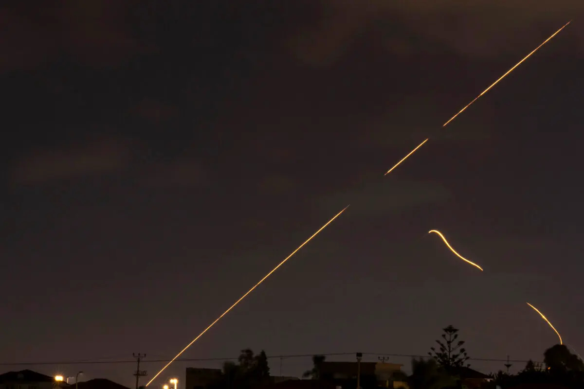 Un sistema de defensa aérea israelí dispara para interceptar misiles sobre Hadera, Israel, el 1 de octubre de 2024. (Ariel Schalit/Foto AP)