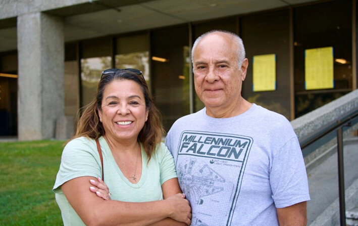 Debbie y Joe Gardner en la oficina del registrador y secretario del condado de Los Ángeles, en Norwalk, California, el 7 de octubre de 2024. (Sophie Li/The Epoch Times)