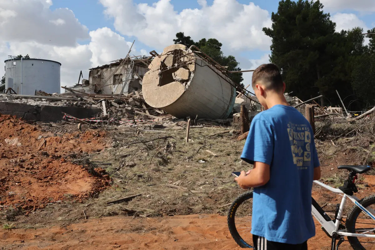 Un joven revisa los escombros de un edificio destruido en Hod HaSharon tras un ataque con misiles iraníes contra Israel, el 2 de octubre de 2024. (Jack Guez/AFP vía Getty Images)