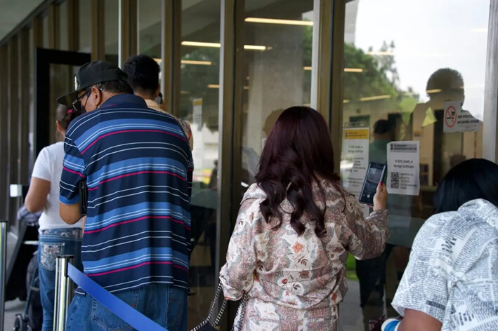 Residentes hacen fila frente a la oficina del registrador y secretario del condado de Los Ángeles, en Norwalk, California, el 7 de octubre de 2024. (Sophie Li/The Epoch Times)