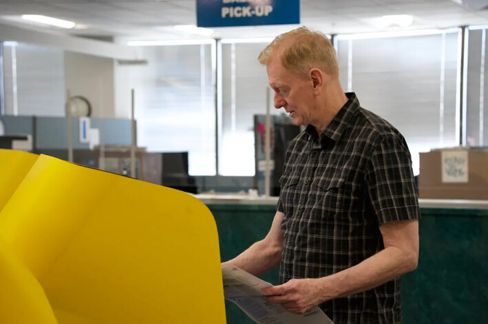 Un votante emite su voto en la oficina del registrador y secretario del condado de Los Ángeles, en Norwalk, California, el 7 de octubre de 2024. (Sophie Li/The Epoch Times)