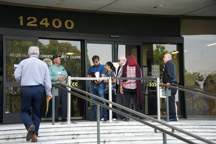 Los residentes visitan la oficina del registrador y secretario del condado de Los Ángeles, en Norwalk, California, el 7 de octubre de 2024. (Sophie Li/The Epoch Times)