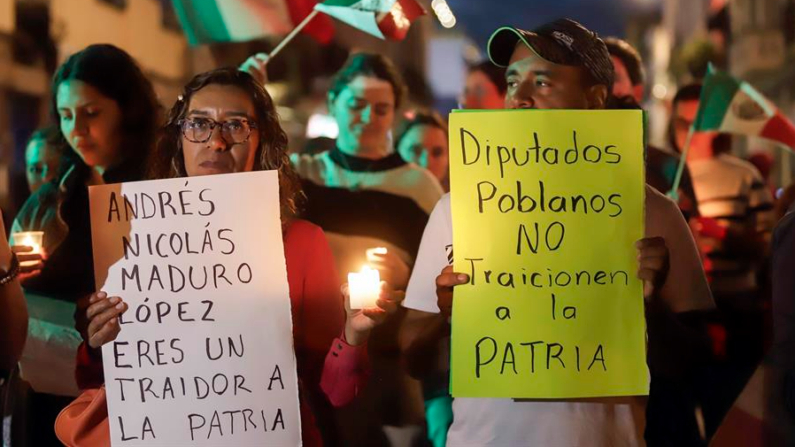 Imagen de archivo de trabajadores y estudiantes universitarios opositores a la recién aprobada reforma al poder judicia que se manifestaron en la sede del Congreso del central estado de Puebla y de otros congresos estatales en México al tiempo que la reforma fue aprobada en 10 estados del país. EFE/ Hilda Ríos