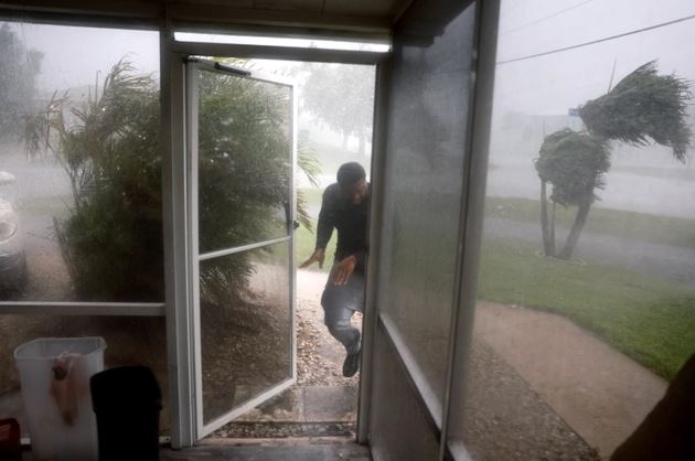 Chris Williams corre bajo una tormenta de lluvia mientras empaqueta su coche para evacuar su apartamento antes de la llegada del huracán Milton en Fort Myers, Florida, el 9 de octubre de 2024. (Joe Raedle/Getty Images)